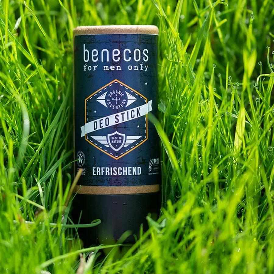 benecos MEN ONLY Deo Stick Erfrischend mit Bio-Lavendelöl 40g - Schwarze Verpackung mit blauen Akzenten.